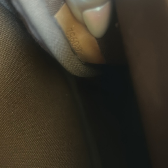 Louis Vuitton Saumur 30 CrossBody - Picture 9 of 9